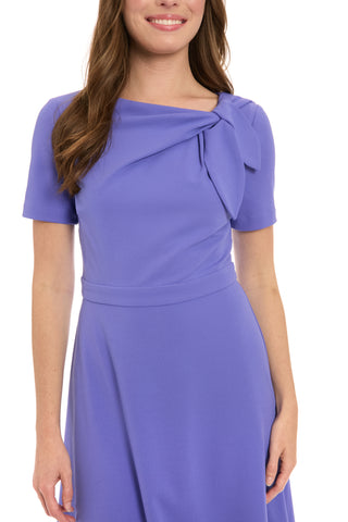 Robe mi-longue ajustée et évasée à encolure asymétrique et détails uniques du London Times Colleen